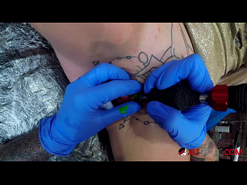 ❤️ U-Sully Savage oshisa izikhotha onama-tattoo okwedlulele wathola i-tattoo ku-clitoris yakhe Izithombe zocansi ezisezingeni eliphezulu ku-zu.onlydesiporn.ru